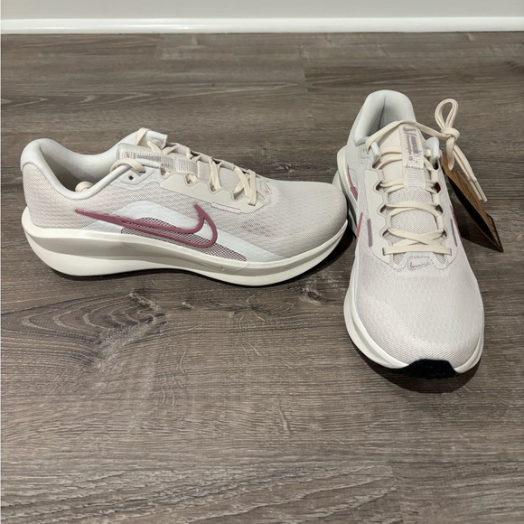 Nike Women's White and Pink Running Shoes - Picture 4 of 7